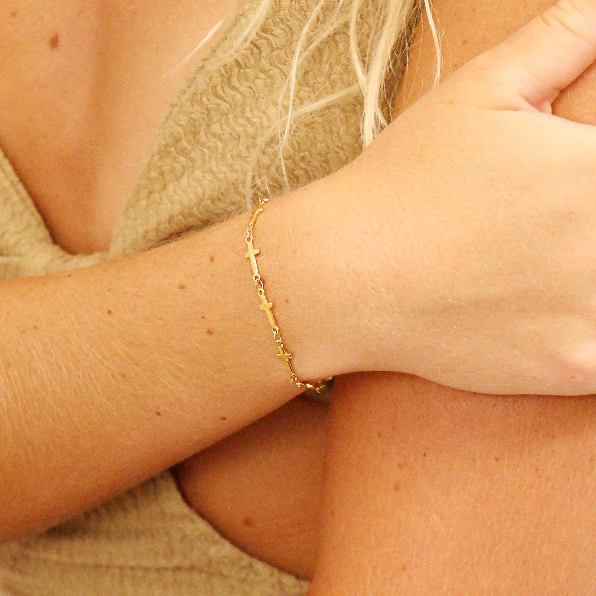 18K Gold PVD Stainless Steel Cross Chain Bracelet: Gold